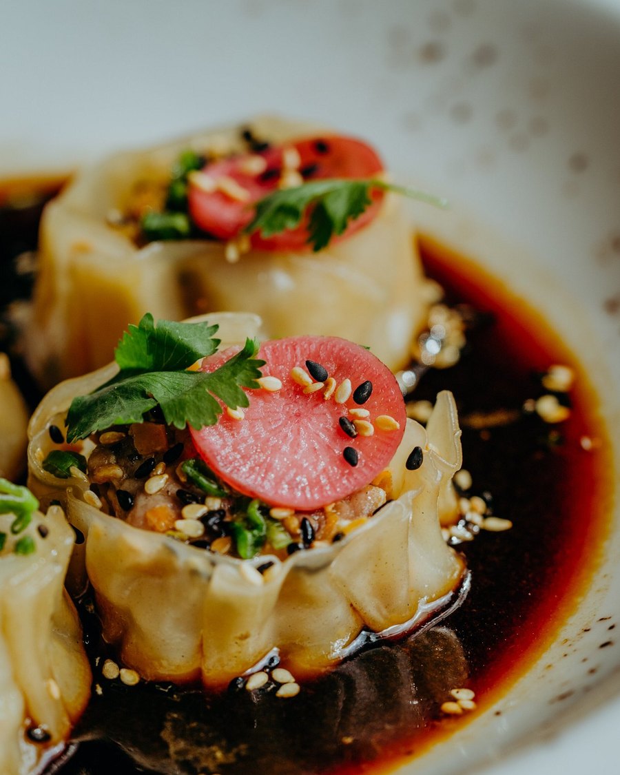 Siu mai de cerdo en salsa oscura con rábano y ajonjolí